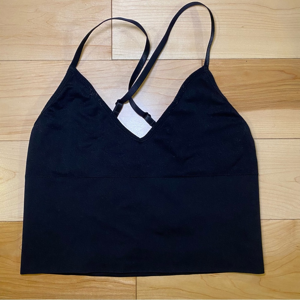🌑 Black V-Neck Sports Bra